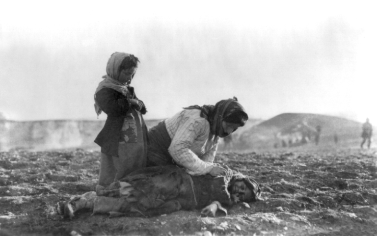 Mujer armenia arrodillada ante su hijo en Alepo, Siria, ca. 1917. Imagen: Wikipedia