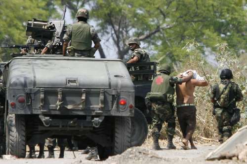 El ejército mexicano detiene a un sospechoso en una operación contra el narcotráfico, Michoacán, 2009. Imagen: Wikipedia