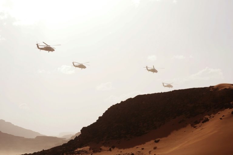 Helicópteros sobre las montañas de Jordania. Imagen: Juli Kosolapova