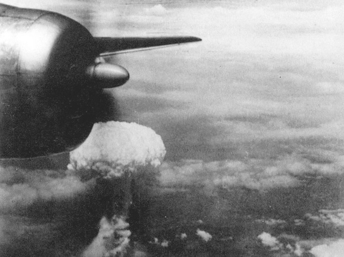 Nube de hongo fotografiada desde uno de los B-29 que acompañaron al Enola Gay. Imagen: Wikimedia