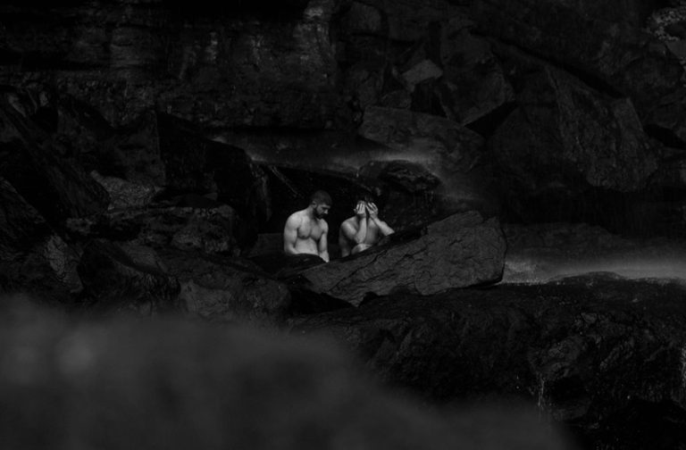 Dos hombres en las cataratas de Belmore, Australia. Imagen: Jacky Zeng