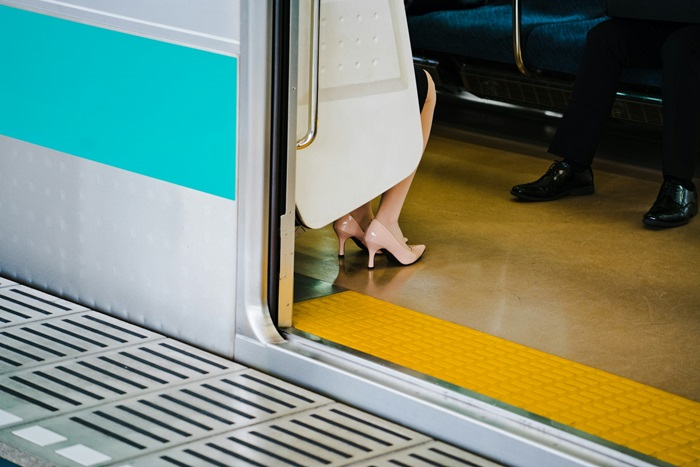Tacones lejanos en un tren de Tokio. Imagen: Victoriano Izquierdo