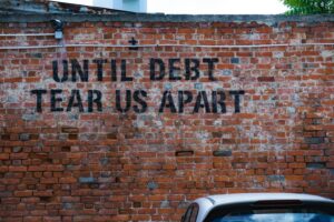 «Hasta que la deuda nos separe», mural en Lisboa. Imagen: Ehud Neuhaus